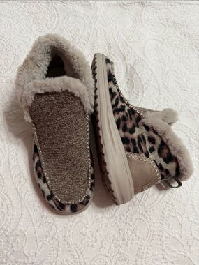NWOT! Hey Dude Denny Leo Taupe Size 9M Women's Leopard Faux Fur Slip-Ons